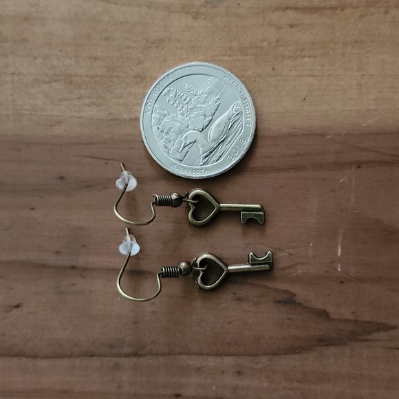 Vintage Key Earrings - Picture 1 of 1